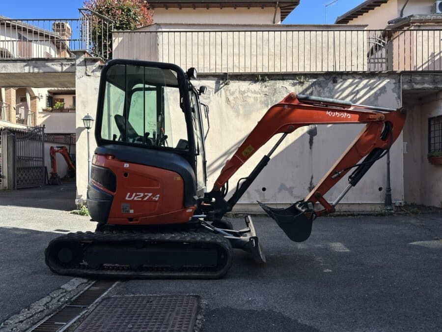 Miniescavatore Kubota U27-4 usato 2017 con cabina chiusa, girosagoma e impianto martello in vendita a Roma