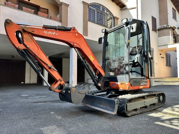 Miniescavatore Kubota U27-4 usato 2017 con cabina chiusa, girosagoma e impianto martello in vendita a Roma