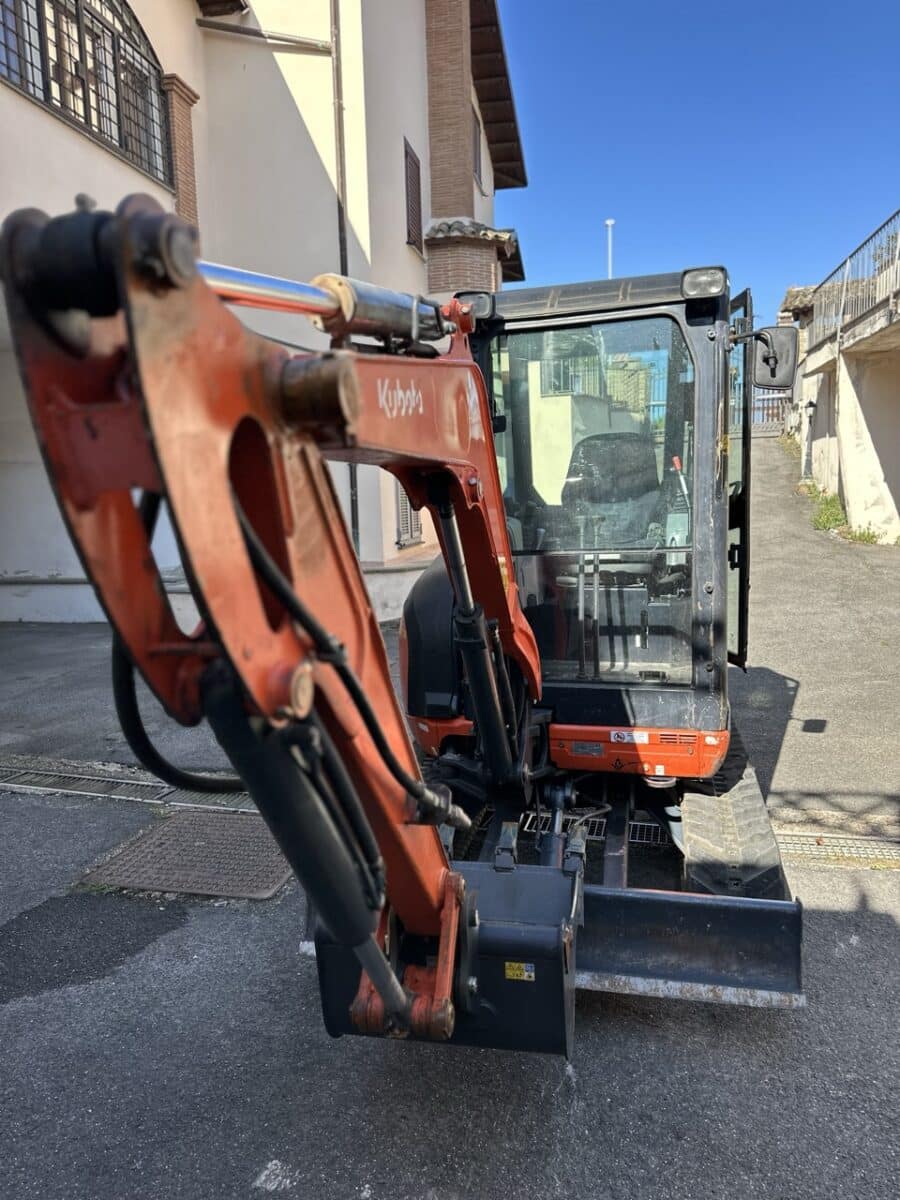 Miniescavatore Kubota U27-4 usato 2017 con cabina chiusa, girosagoma e impianto martello in vendita a Roma