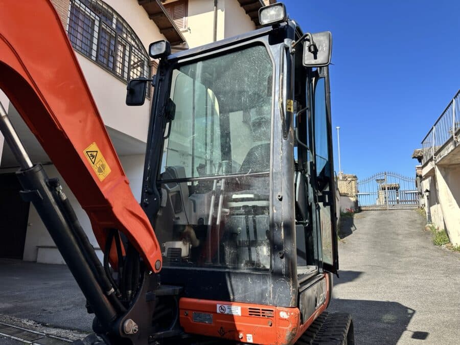 Miniescavatore Kubota U27-4 usato 2017 con cabina chiusa, girosagoma e impianto martello in vendita a Roma