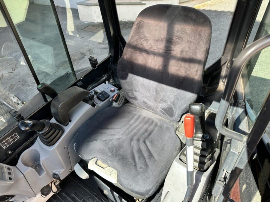 Miniescavatore Kubota U27-4 usato 2017 con cabina chiusa, girosagoma e impianto martello in vendita a Roma