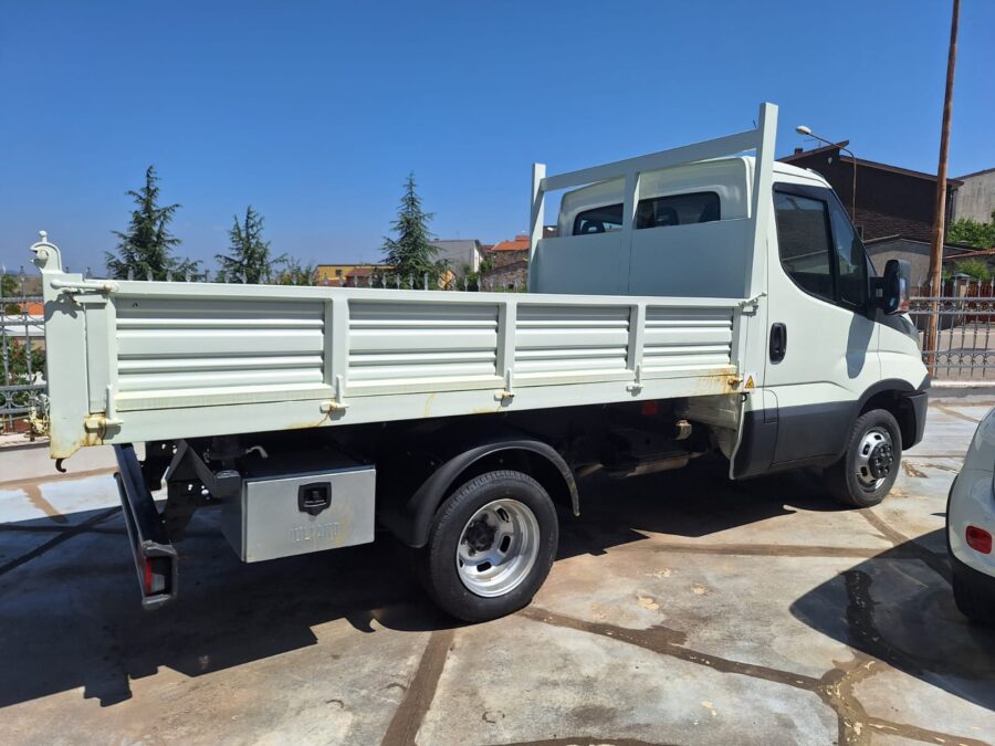 Autocarro ribaltabile trilaterale Iveco Daily 35C160 usato 2017 in vendita a Foggia