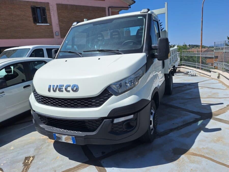 Autocarro ribaltabile trilaterale Iveco Daily 35C160 usato 2017 in vendita a Foggia