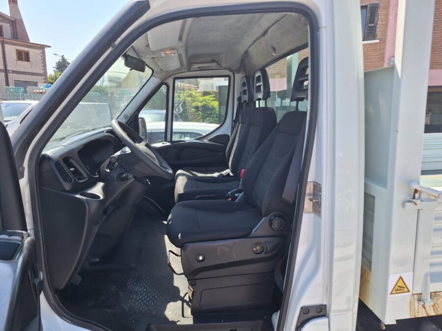 Autocarro ribaltabile trilaterale Iveco Daily 35C160 usato 2017 in vendita a Foggia