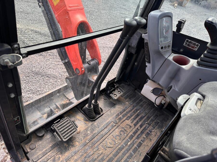 Kubota U27-4 girosagoma usato con benna e impianto martello disponibile a Roma