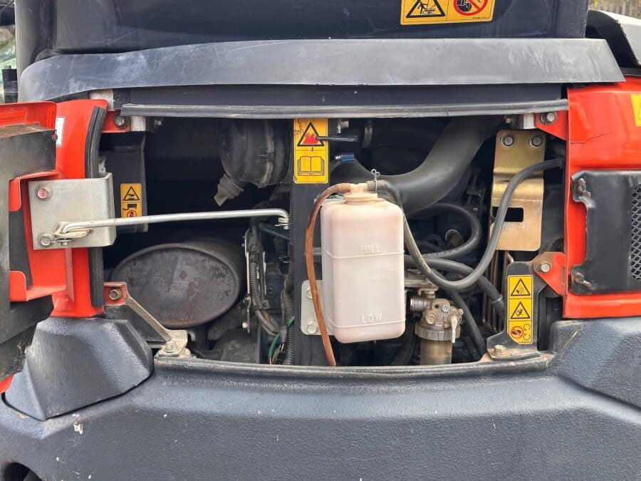 Miniescavatore girosagoma Kubota U27-4 dettaglio motore