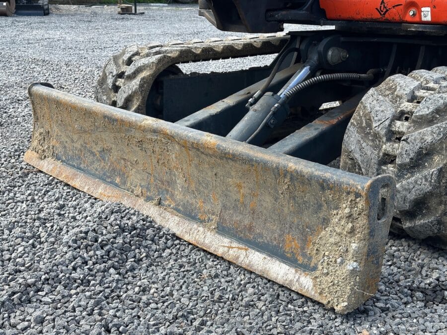 Vista laterale Kubota U27-4 con lama e carro fisso