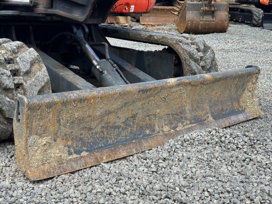 Vista laterale Kubota U27-4 con lama e carro fisso