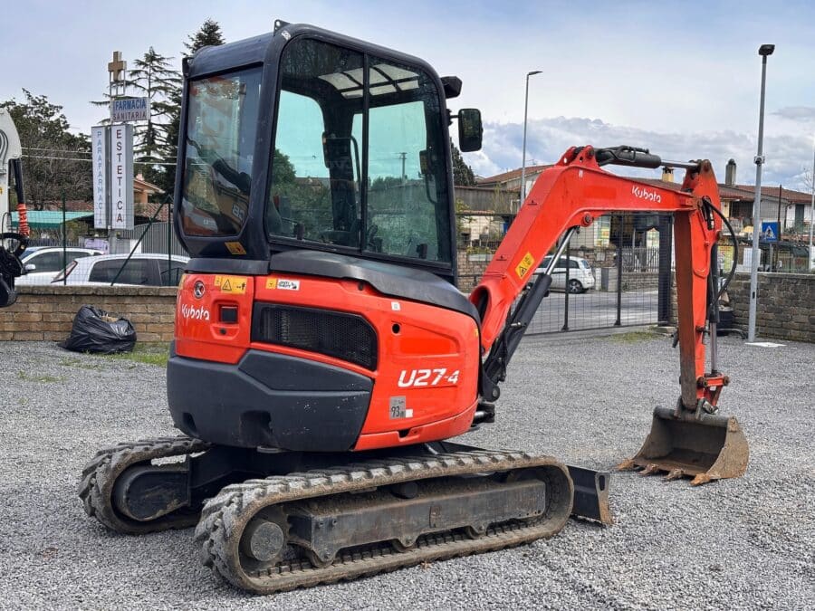 Dettaglio braccio escavatore Kubota U27-4 con attacco benna