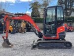 Miniescavatore Kubota con cabina chiusa e comfort operatore
