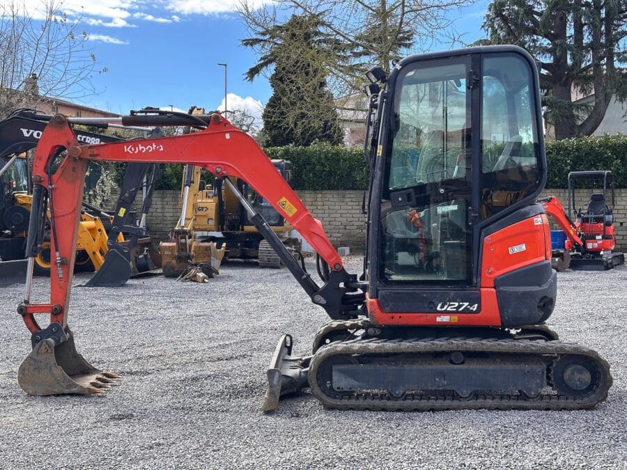Miniescavatore Kubota con cabina chiusa e comfort operatore