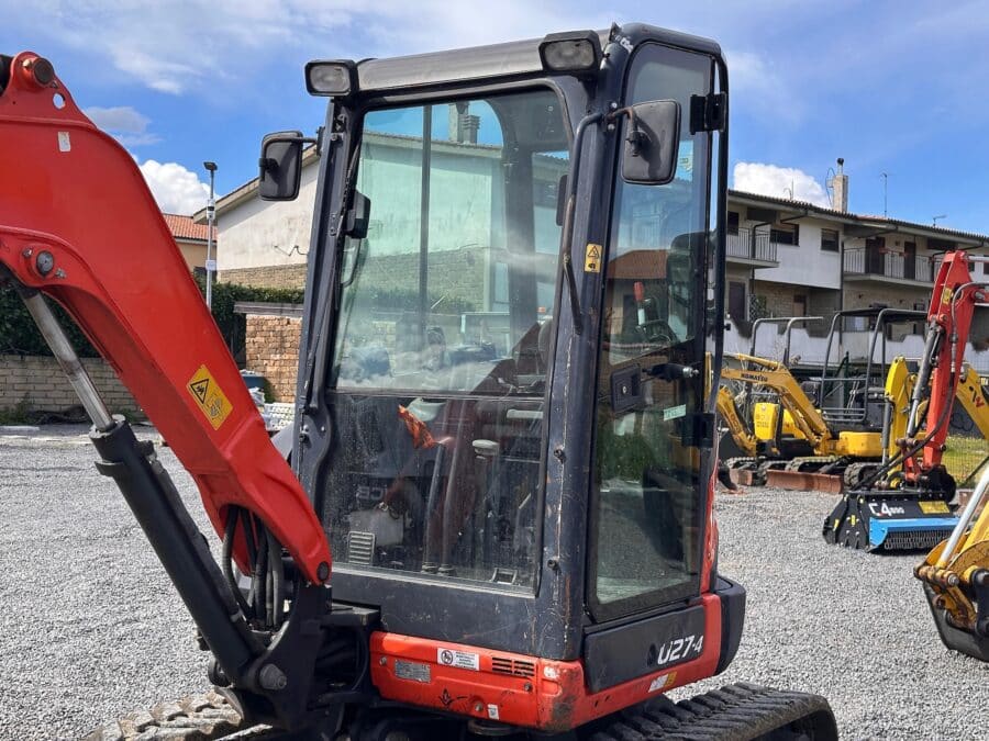 Vista frontale miniescavatore Kubota U27-4 con cabina chiusa