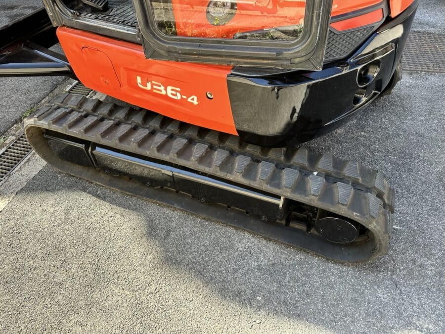 Miniescavatore Kubota U36-4 usato 2018 con cabina chiusa, girosagoma, attacco rapido e due benne in vendita a Roma