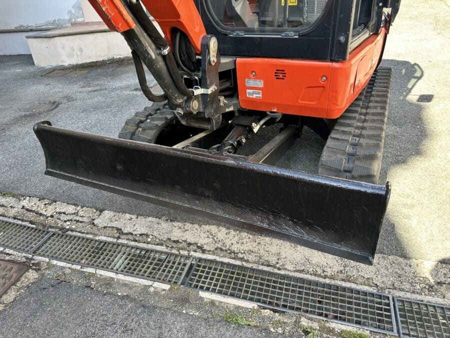Miniescavatore Kubota U36-4 usato 2018 con cabina chiusa, girosagoma, attacco rapido e due benne in vendita a Roma