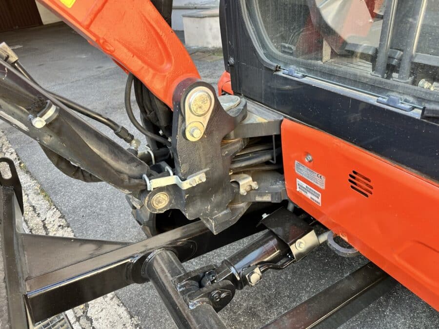 Miniescavatore Kubota U36-4 usato 2018 con cabina chiusa, girosagoma, attacco rapido e due benne in vendita a Roma