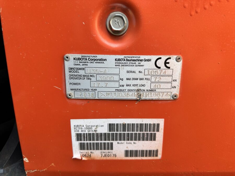 Miniescavatore Kubota U36-4 usato 2018 con cabina chiusa, girosagoma, attacco rapido e due benne in vendita a Roma