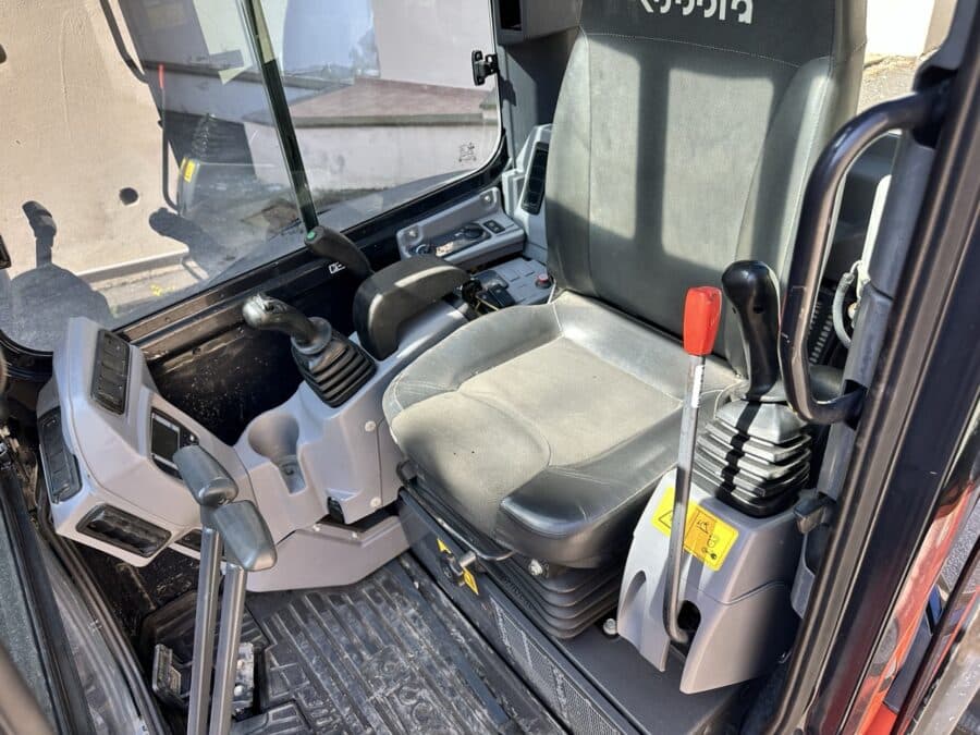 Miniescavatore Kubota U36-4 usato 2018 con cabina chiusa, girosagoma, attacco rapido e due benne in vendita a Roma