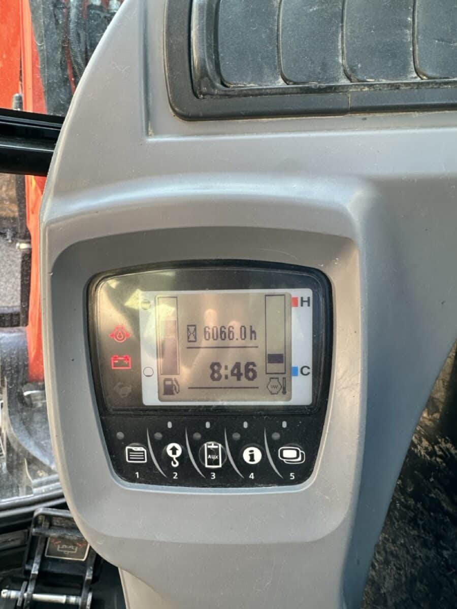 Miniescavatore Kubota U36-4 usato 2018 con cabina chiusa, girosagoma, attacco rapido e due benne in vendita a Roma