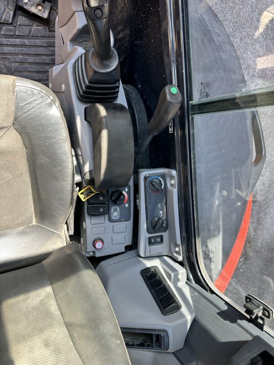 Miniescavatore Kubota U36-4 usato 2018 con cabina chiusa, girosagoma, attacco rapido e due benne in vendita a Roma