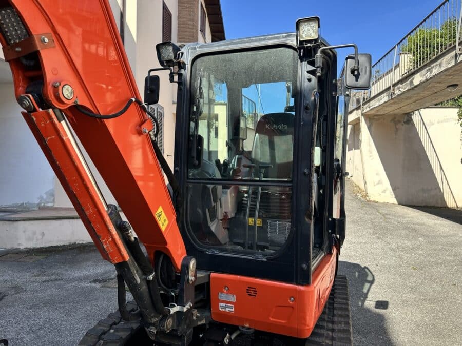 Miniescavatore Kubota U36-4 usato 2018 con cabina chiusa, girosagoma, attacco rapido e due benne in vendita a Roma