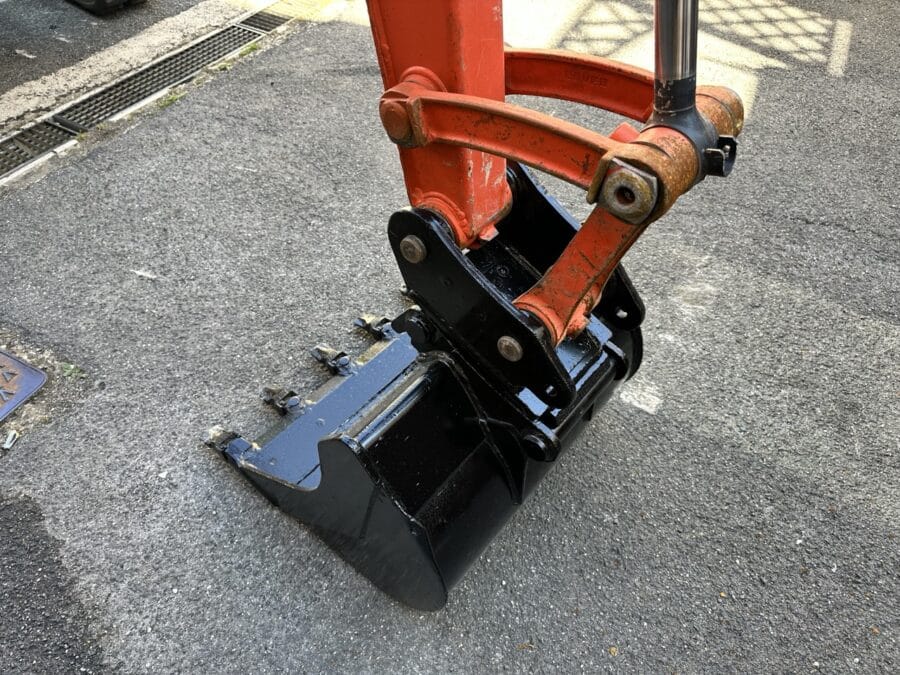 Miniescavatore Kubota U36-4 usato 2018 con cabina chiusa, girosagoma, attacco rapido e due benne in vendita a Roma