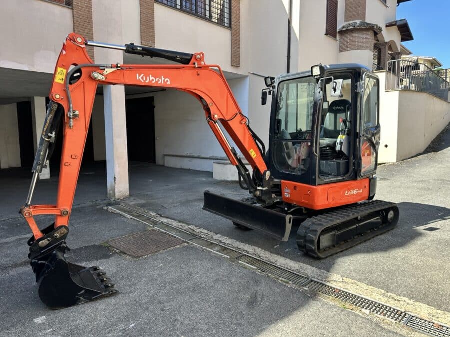 Miniescavatore Kubota U36-4 usato 2018 con cabina chiusa, girosagoma, attacco rapido e due benne in vendita a Roma