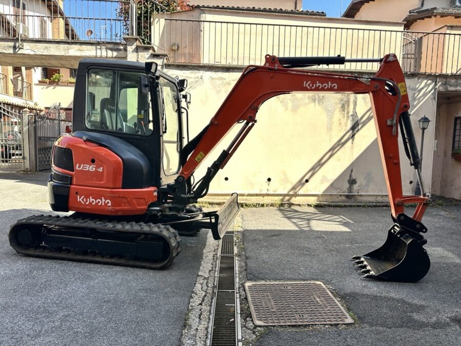 Miniescavatore Kubota U36-4 usato 2018 con cabina chiusa, girosagoma, attacco rapido e due benne in vendita a Roma