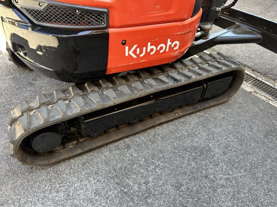 Miniescavatore Kubota U36-4 usato 2018 con cabina chiusa, girosagoma, attacco rapido e due benne in vendita a Roma