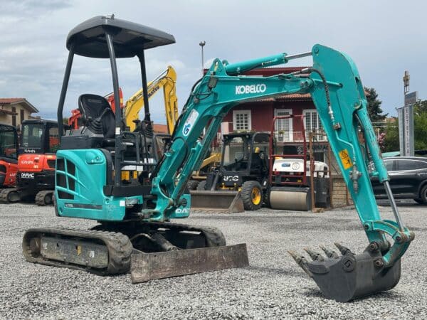 Miniescavatore Kobelco SK17SR usato 2021 con girosagoma, carro variabile e impianto martello in vendita a Roma