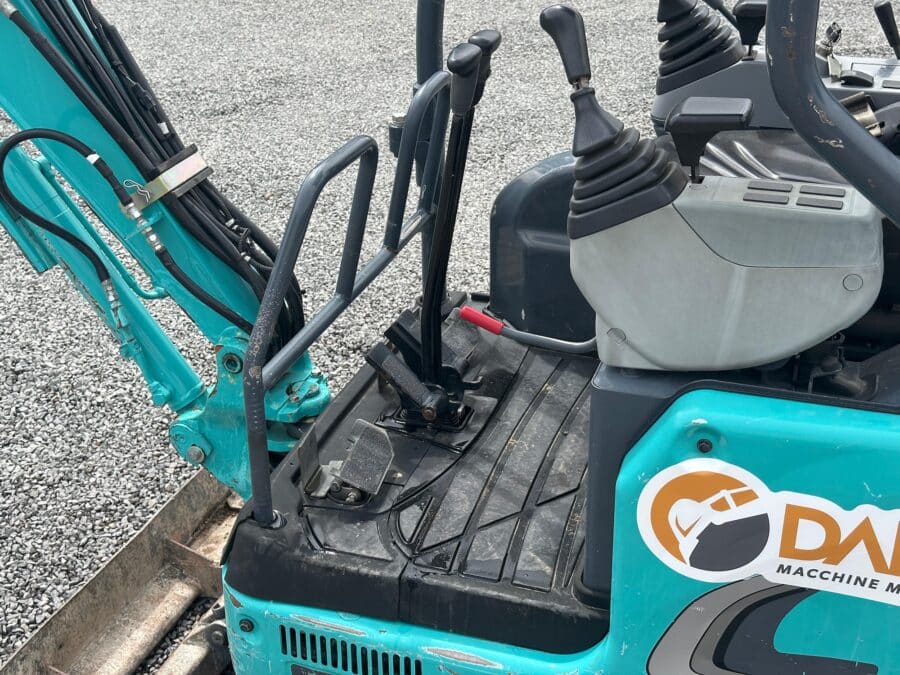 Miniescavatore Kobelco SK17SR usato 2021 con girosagoma, carro variabile e impianto martello in vendita a Roma