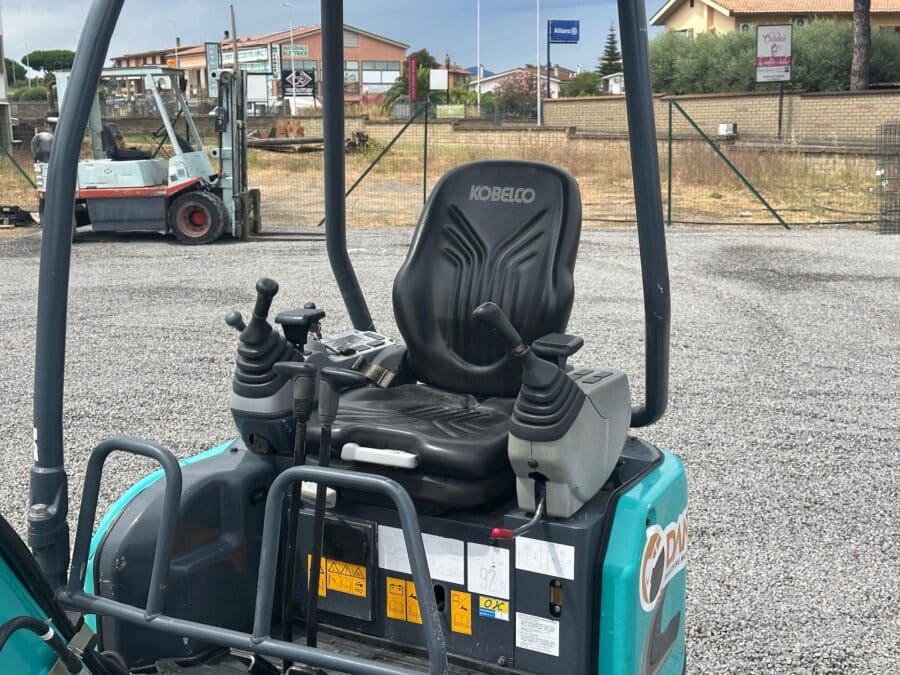 Miniescavatore Kobelco SK17SR usato 2021 con girosagoma, carro variabile e impianto martello in vendita a Roma