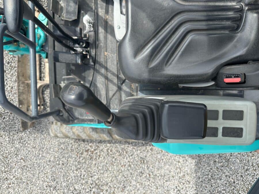 Miniescavatore Kobelco SK17SR usato 2021 con girosagoma, carro variabile e impianto martello in vendita a Roma
