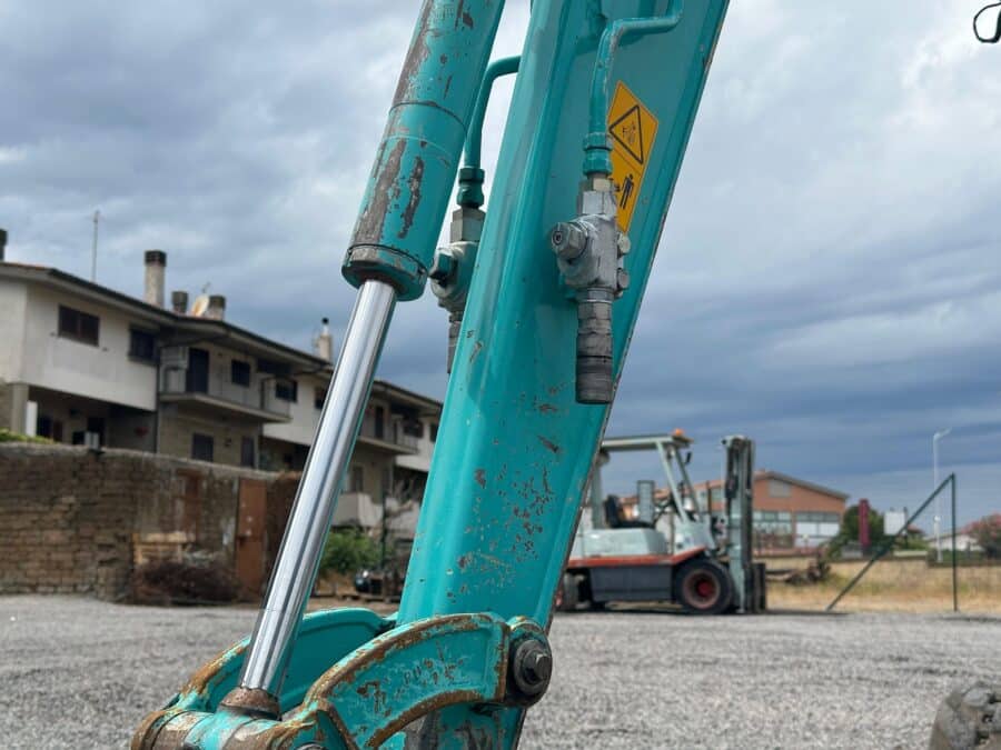 Miniescavatore Kobelco SK17SR usato 2021 con girosagoma, carro variabile e impianto martello in vendita a Roma
