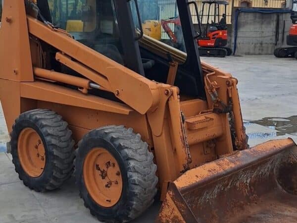 Descubre la cargadora compacta CASE 721 de 1997: compacta, maniobrable y en buen estado. Sólo 4400 horas de trabajo y cuchara estándar incluida. Disponible inmediatamente en DAMAC.