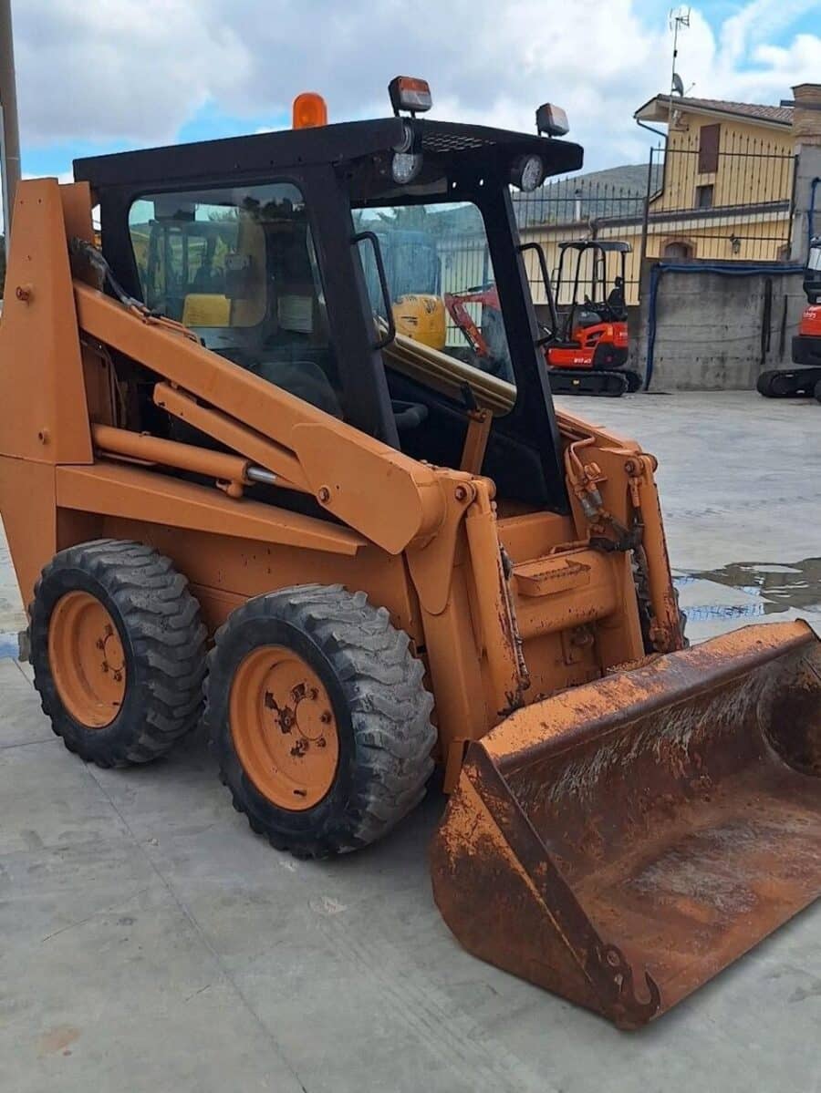 Descubre la cargadora compacta CASE 721 de 1997: compacta, maniobrable y en buen estado. Sólo 4400 horas de trabajo y cuchara estándar incluida. Disponible inmediatamente en DAMAC.