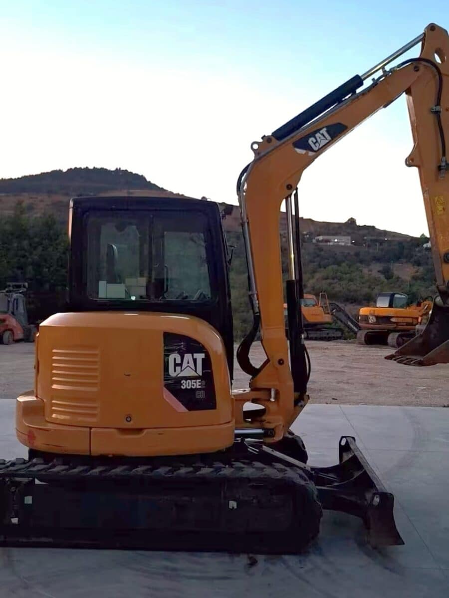 2018 Caterpillar 305E2CR mini excavator for sale in Foggia, used in excellent condition.
