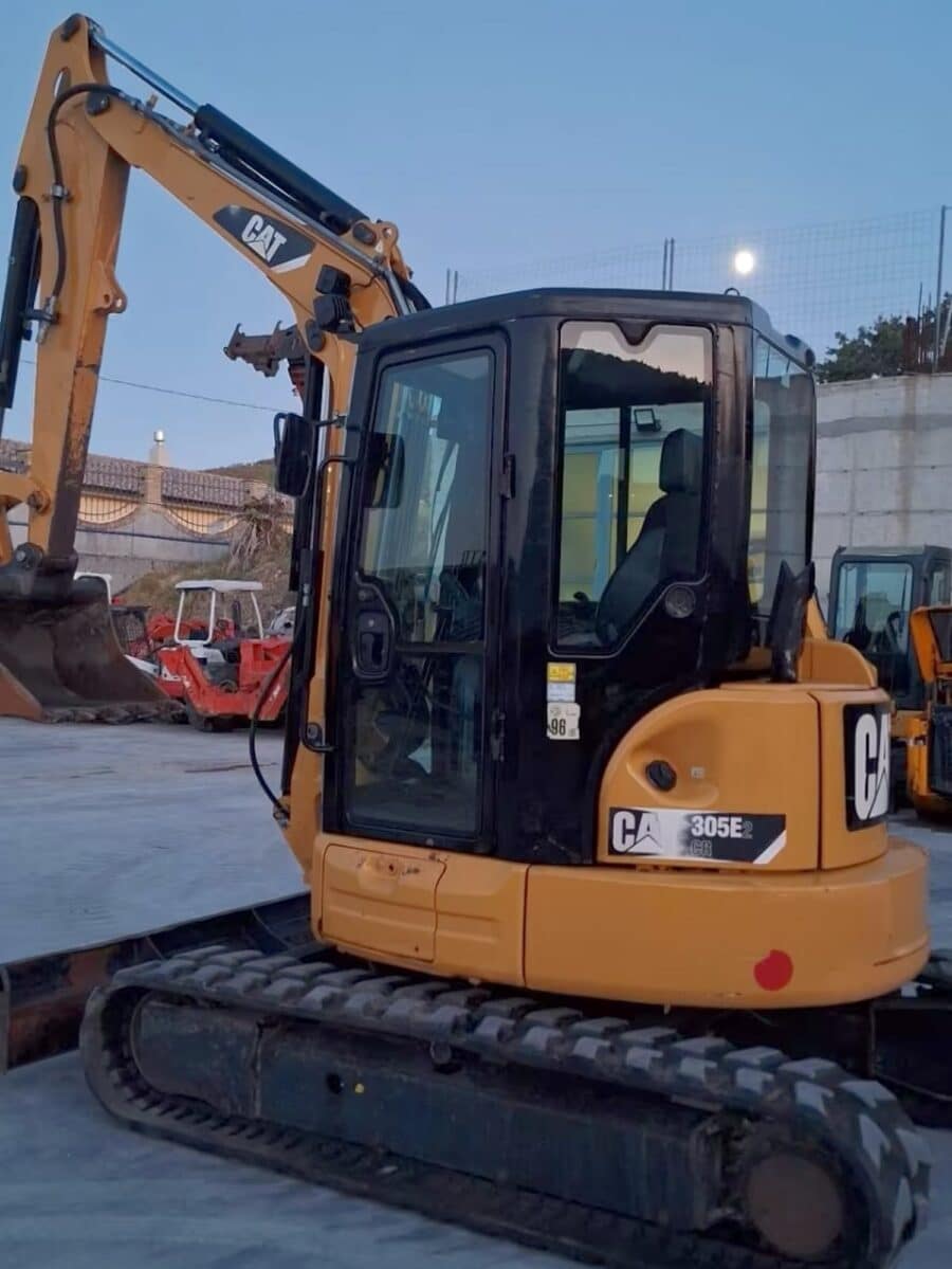 Side view 2018 Caterpillar 305E2CR for sale in Foggia, used in excellent condition.