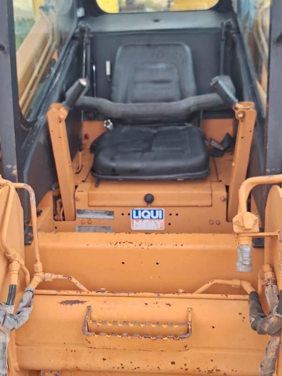 Descubre la cargadora compacta CASE 721 de 1997: compacta, maniobrable y en buen estado. Sólo 4400 horas de trabajo y cuchara estándar incluida. Disponible inmediatamente en DAMAC.