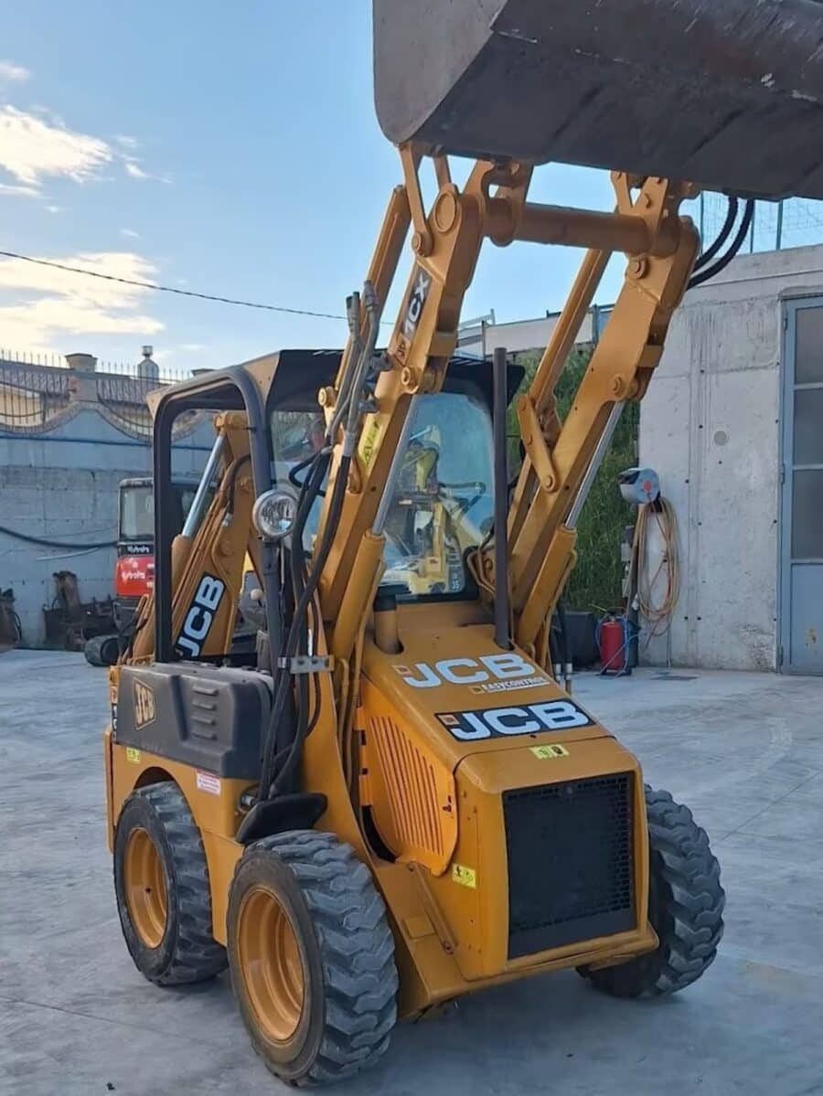 2002 JCB 1CX raised boom backhoe for sale in Foggia, compact and reliable machine with two digging buckets.
