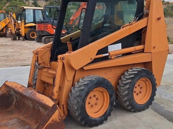 Descubre la cargadora compacta CASE 721 de 1997: compacta, maniobrable y en buen estado. Sólo 4400 horas de trabajo y cuchara estándar incluida. Disponible inmediatamente en DAMAC.  