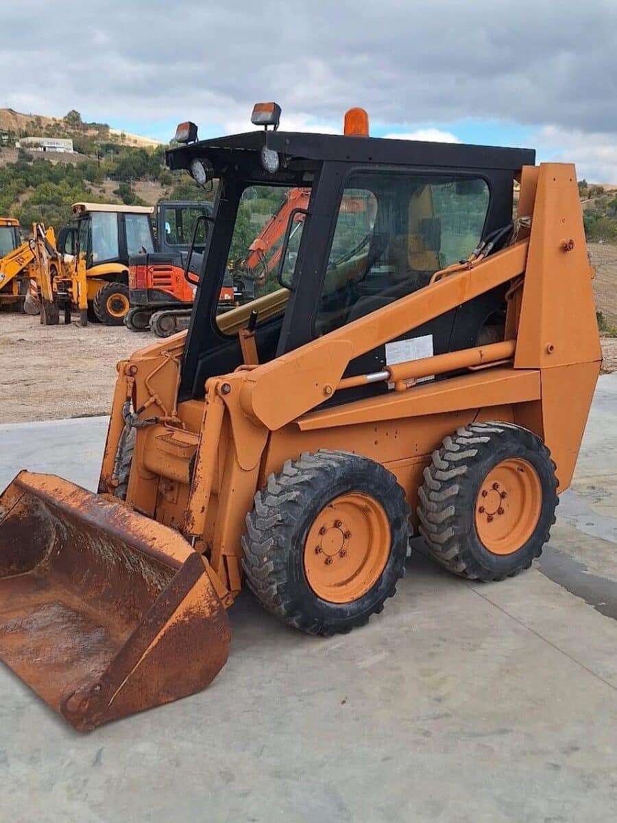 Descubre la cargadora compacta CASE 721 de 1997: compacta, maniobrable y en buen estado. Sólo 4400 horas de trabajo y cuchara estándar incluida. Disponible inmediatamente en DAMAC.