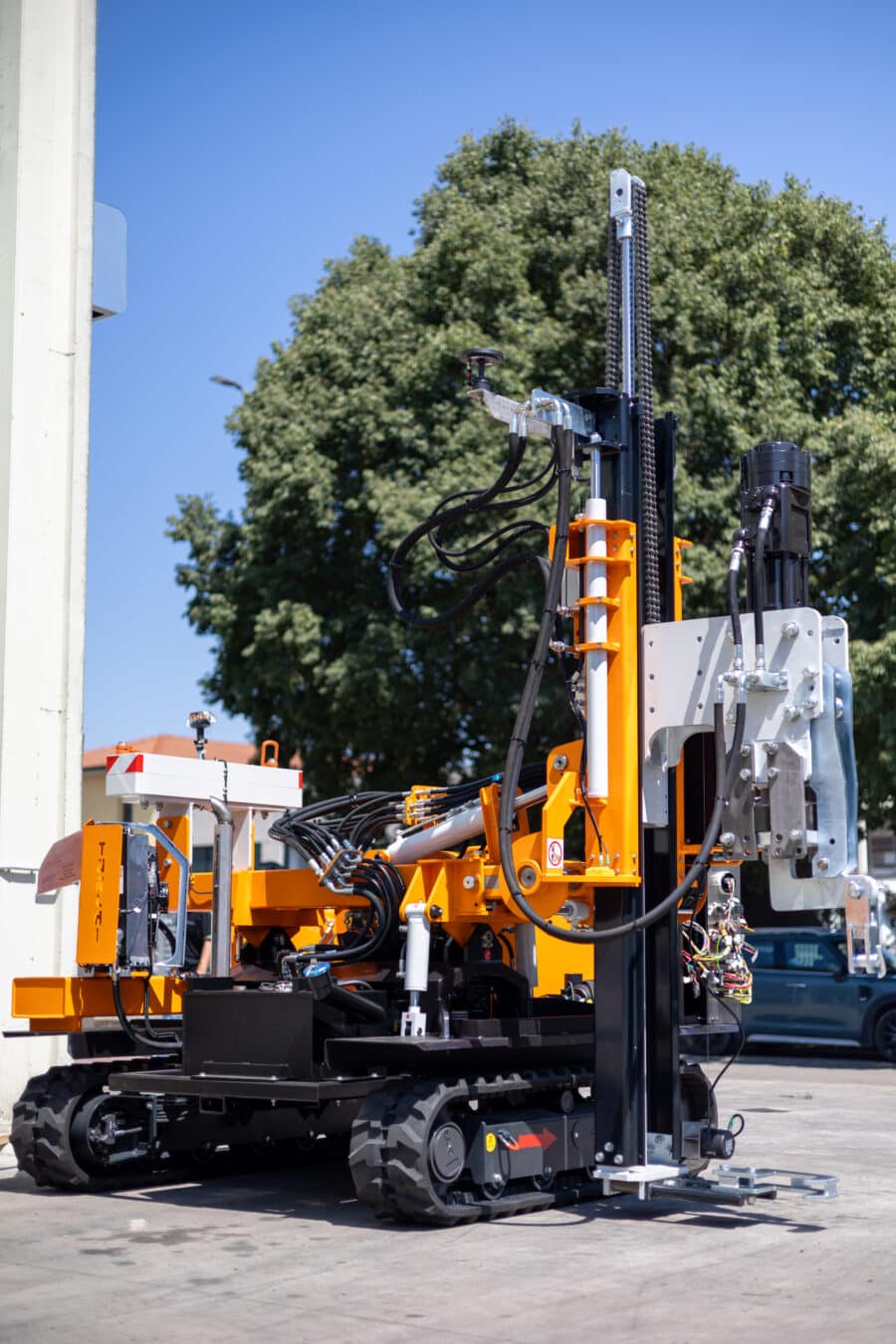 Turchi 300F self-propelled hydraulic pile driver for photovoltaic systems