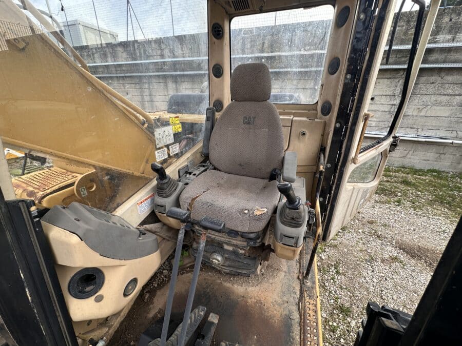 CATERPILLAR 318B 2001 cab for sale in Rome, Italy