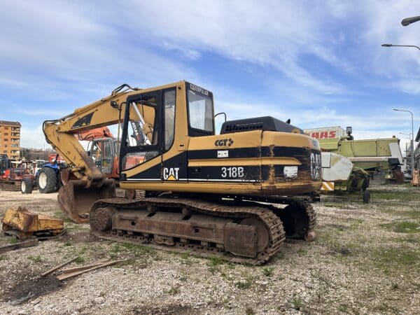 Side view CATERPILLAR 318B 2001 for sale in Rome, Italy