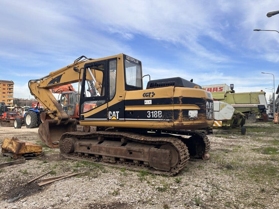 Side view CATERPILLAR 318B 2001 for sale in Rome, Italy