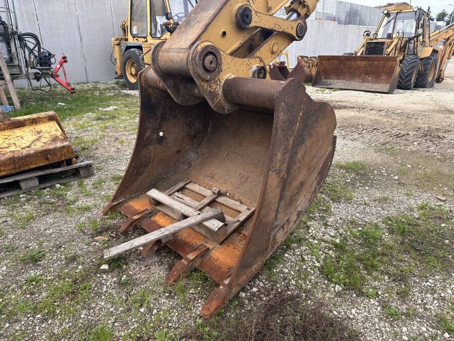 CATERPILLAR 318B 2001 bucket for sale in Rome, Italy
