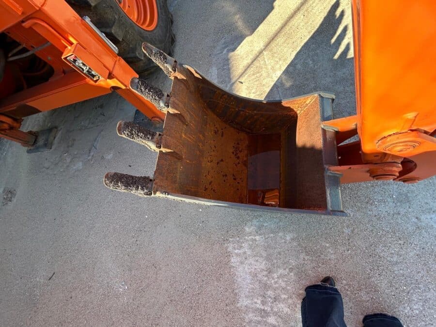 2002 FIAT HITACHI FB100 rigid backhoe loader bucket for sale in Rome, Italy