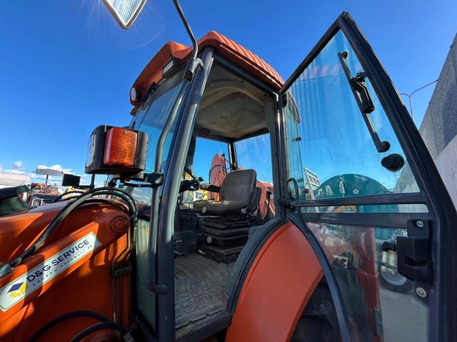 Exterior view of 2002 FIAT HITACHI FB100 rigid backhoe loader for sale in Rome, Italy