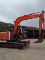 Vista laterale Hitachi ZX70LC usato in vendita da DAMAC
