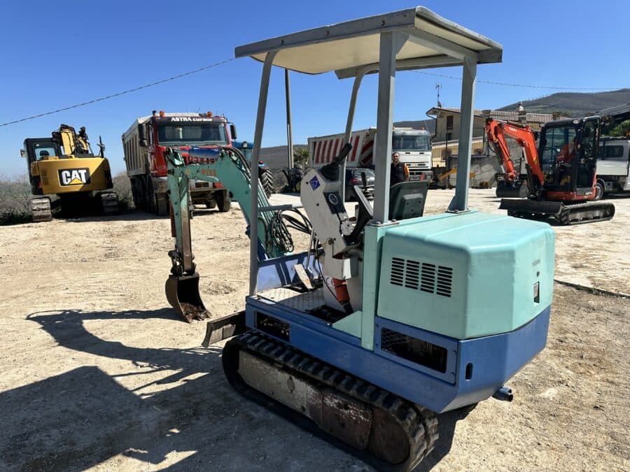 Miniescavatore UTEX 1.3 usato del 1997 con benna da scavo e impianto martello idraulico, disponibile a Foggia
